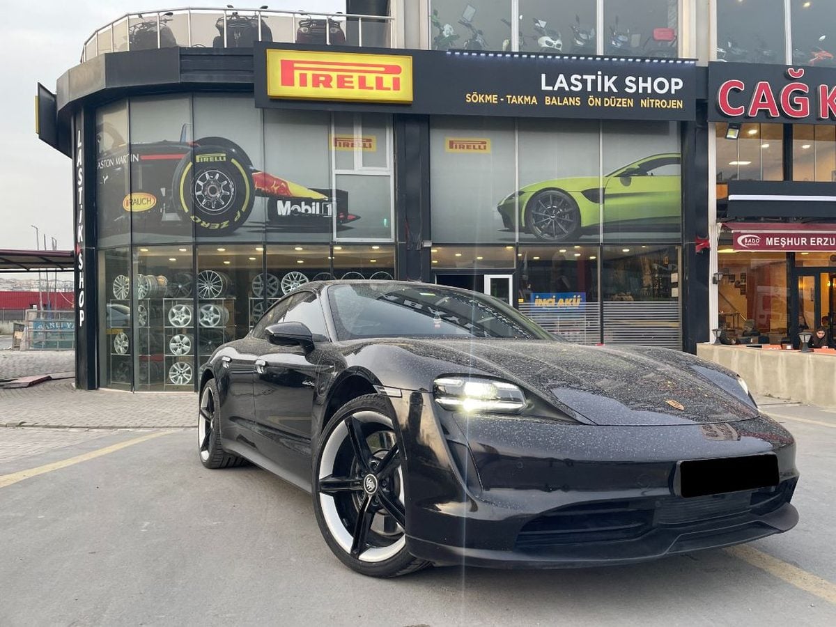 Lastikshop mağaza önünde araç
