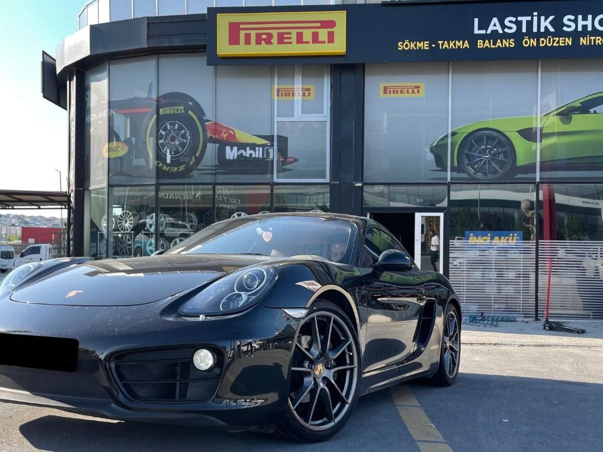 Lastikshop mağazasında jant ve lastik