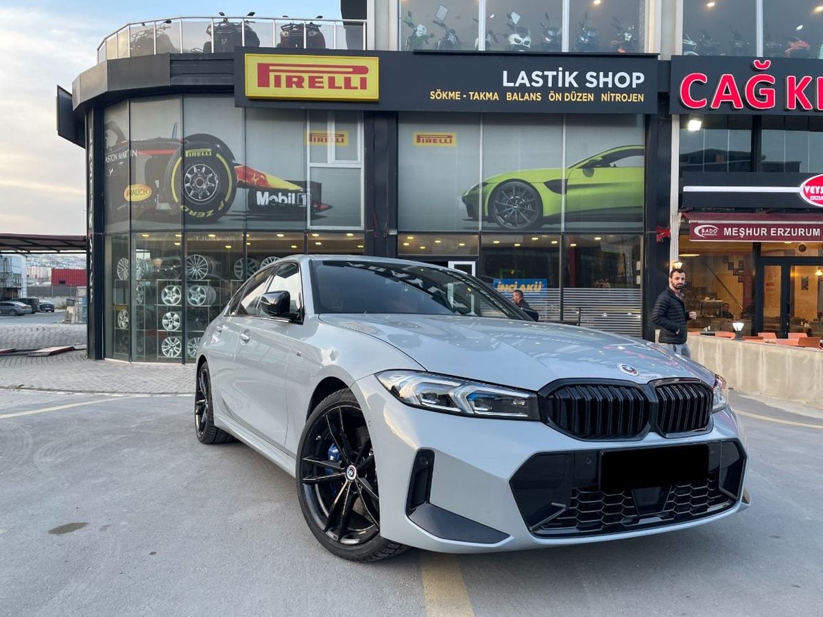 Lastikshop mağazasında hizmet verilen otomobil